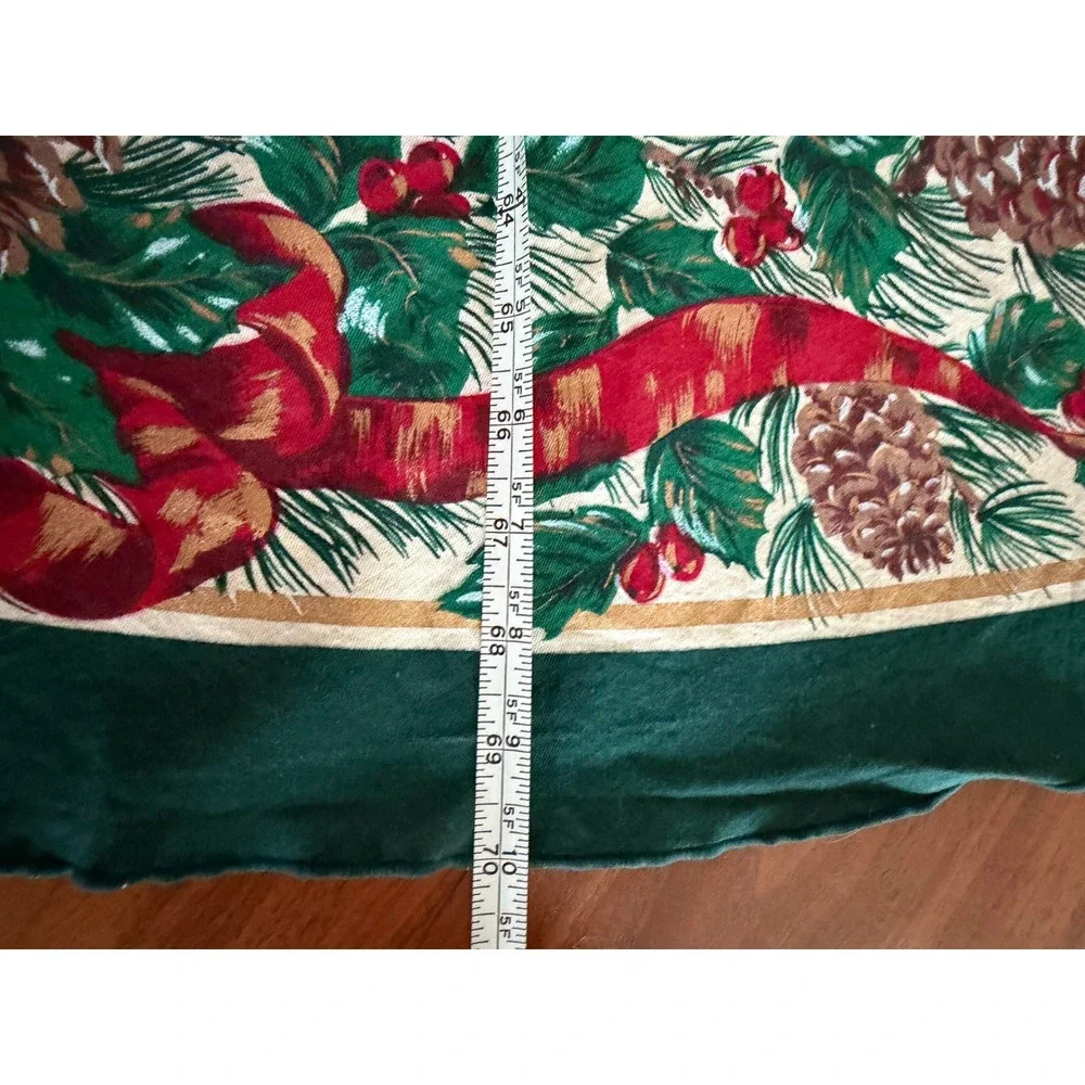 VTG Unbranded Christmas Round Tablecloth 70